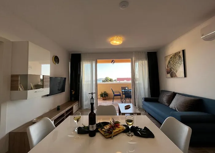 Pekasovi Seaview On A Beautiful Island Krapanj שיבניק